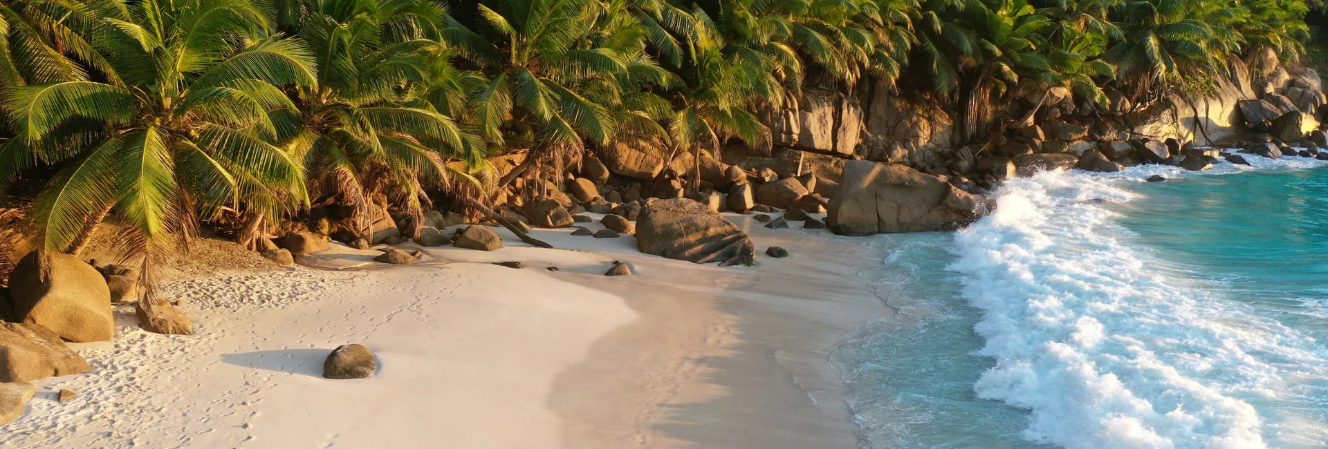 Schöner Strand mit blauem Wasser und Wellen