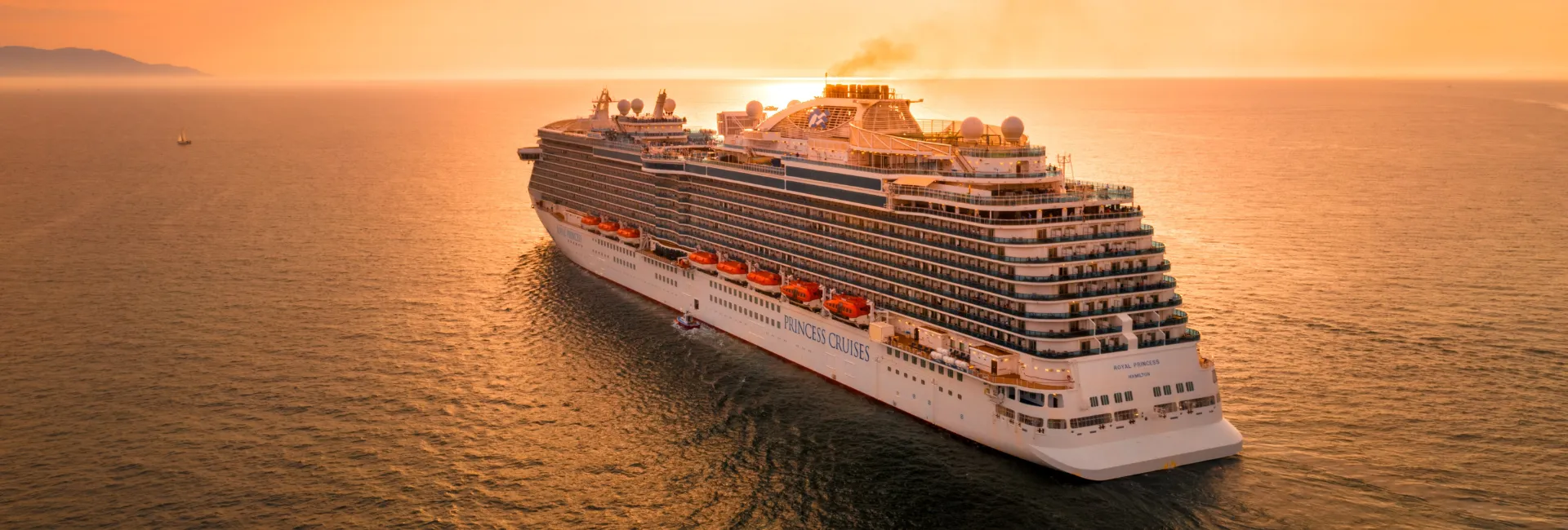 Princess Cuises Schiff auf dem Meer beim Sonnenuntergang